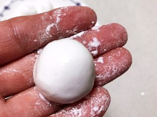 15、双色暑香汤圆,包成包子，团成圆球，一个紫薯汤圆就包好了