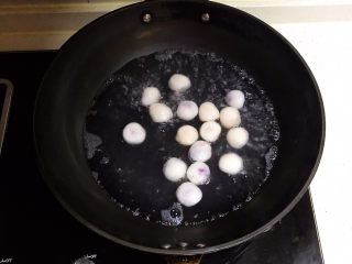 18、双色暑香汤圆,煮至汤圆漂浮上来就熟了