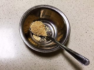 1、美味小零食 香煎小土豆,调制香辣蘸料:把1勺熟白芝麻放入碗里