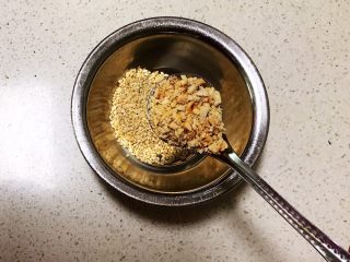 2、美味小零食 香煎小土豆,加入1勺花生碎