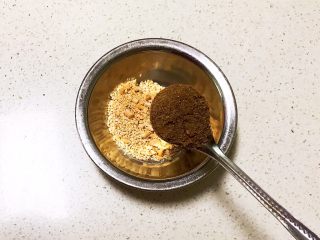 3、美味小零食 香煎小土豆,加入1勺孜然粉