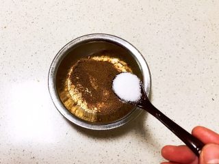 4、美味小零食 香煎小土豆,加入5克精盐