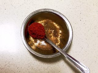 5、美味小零食 香煎小土豆,加入2勺辣椒粉