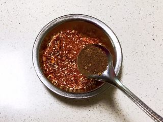 6、美味小零食 香煎小土豆,加入半勺花椒粉