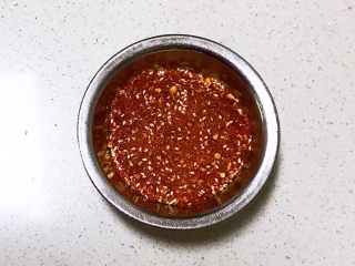 7、美味小零食 香煎小土豆,搅拌均匀,蘸料调好了