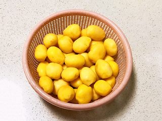 8、美味小零食 香煎小土豆,小土豆清洗干净