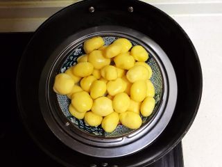 9、美味小零食 香煎小土豆,把小土豆放入蒸锅