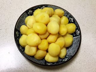 11、美味小零食 香煎小土豆,小土豆蒸熟了