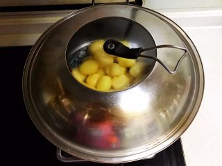 10、美味小零食 香煎小土豆,盖上锅盖,大火烧开后蒸制15分钟