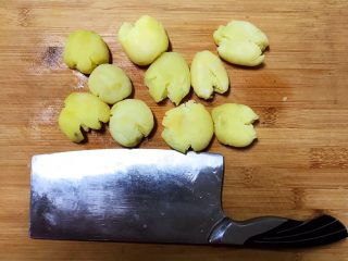 12、美味小零食 香煎小土豆,用菜刀背把小土豆压扁