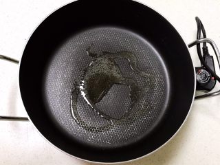 13、美味小零食 香煎小土豆,炒锅加入1勺大豆色拉油