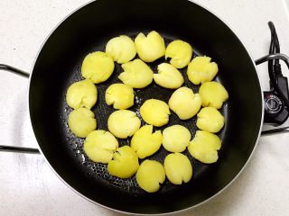 14、美味小零食 香煎小土豆,放入小土豆