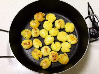 15、美味小零食 香煎小土豆,煎至一面金黄就翻面