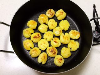 16、美味小零食 香煎小土豆,煎至两面金黄即可