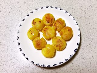 17、美味小零食 香煎小土豆,小土豆出锅了