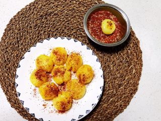 18、美味小零食 香煎小土豆,撒上香辣蘸料就可以吃了,口感软糯,香辣适宜~