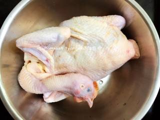 1、盐焗鸡,童子鸡洗净干净，沥干水分备用，或者用厨房纸巾吸干水分，静置至鸡皮干爽