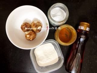 2、盐焗鸡,准备好调料腌制，这次采用了沙姜，沙姜味道独特，腌制鸡肉味道特别棒，也准了咖喱粉，还有必不可少的盐焗粉，还有盐，芝麻油