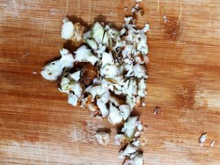 3、盐焗鸡,把沙姜洗干净，用专门洗食物的刷子，洗刷干净，不用去皮，用刀背把姜拍扁，拍好后剁碎备用