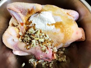 4、盐焗鸡,把上面准备的所有调料都倒入盆中，戴上一次性手套把整只鸡都用调料涂抹均匀，可以用劲点，涂抹好用保鲜膜封起来送进冰箱腌制1个小时左右