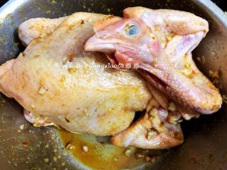 5、盐焗鸡,腌制好的鸡拿出来，把涂抹的沙姜塞进鸡肚子内，这样味道会更好