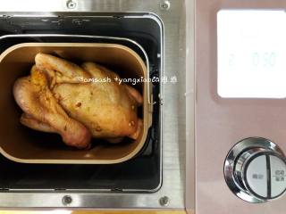 6、盐焗鸡,面包机桶内把搅拌叶拿出来，把腌制好的整只鸡放进面包机桶内