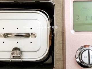 7、盐焗鸡,放好之后盖上盖子，如果没有内盖盖子的，就盖上面包机盖就可以了，调到烘烤功能调到60分钟