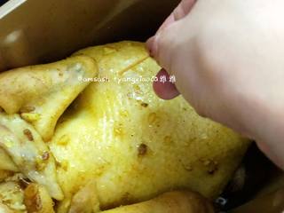 8、盐焗鸡,烘烤至时间到，用牙签插一下鸡腿肉厚的地，插进去没有血水流出就是熟了，如果还有血水的话就适当的增加时间烘烤至熟为止