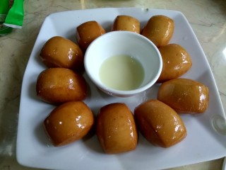 1、黄金小馒头,这是在饭店吃的，吃完了念念不忘，回来自己尝试一下。