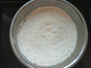 3、黄金小馒头,加入适量白糖，并且搅拌均匀