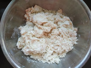 4、黄金小馒头,把水一点点倒入盆，搅成絮状