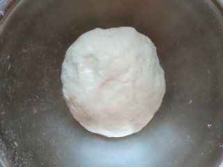 5、黄金小馒头,揉成光滑的面团