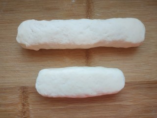 8、黄金小馒头,把面放到面板上揉，排气越好，做出的馒头越光滑。然后把面整成长条