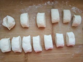 9、黄金小馒头,用刀切成小块