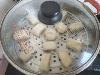 10、黄金小馒头,把题事先刷一层植物油，稍微整形放入屉中，盖上盖子，二次发酵20分钟