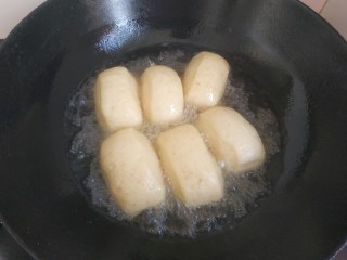 14、黄金小馒头,锅中放入适量植物油。六七分热，放入馒头