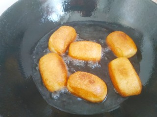 15、黄金小馒头,炸至金黄捞出