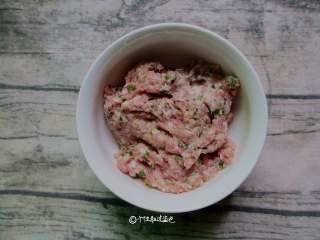 1、酸辣馄饨,五花肉加入葱姜沫剁成肉泥