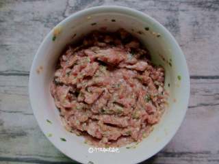 2、酸辣馄饨,打入鸡蛋一个,盐,胡椒粉,料酒,酱油少许,放一点点香油搅拌均匀