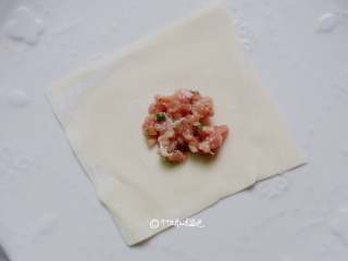 3、酸辣馄饨,开始包馄饨,一张馄饨皮放入适量的肉馅。