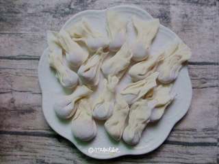 4、酸辣馄饨,拿起馄饨两手将馄饨皮往内折,封口抹上少许水即可