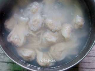 5、酸辣馄饨,锅里放入水待煮开,水煮开后放入馄饨。