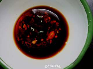 6、酸辣馄饨,取一个大碗加入1克盐、1克胡椒粉、加一勺生抽、一勺陈醋,一勺辣椒油放碗里。