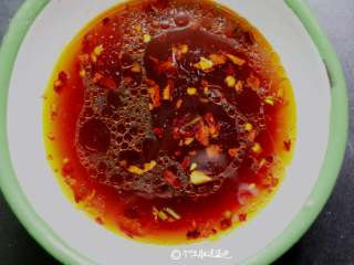 7、酸辣馄饨,舀适量煮混沌的开水做汤底,取适量煮好的混沌搅拌均匀,撒上葱花即可!