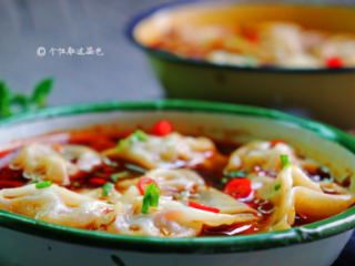 8、酸辣馄饨,汤量没过馄饨,搅动几下,开吃!