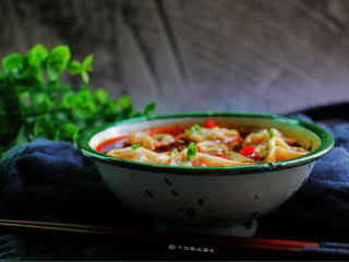 10、酸辣馄饨,我认为这是吃馄饨最正确的打开方式了,前提你是喜辣星人,无辣不欢族。这样的吃法真的会比平时多吃半盘~