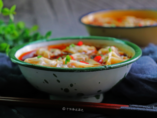 11、酸辣馄饨,馄饨色泽乳白透亮,口感筋糯爽滑
