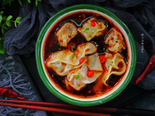 13、酸辣馄饨,馄饨搭配了香醋和自制的红油辣椒,一般吃外面做的馄饨我只能吃六颗;但是家里做的我一口气可以吃下十几颗。。