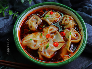 14、酸辣馄饨,好吃到连汤汁都不放过。万能的调料汁可以做酸汤面、酸汤饺子都可以。