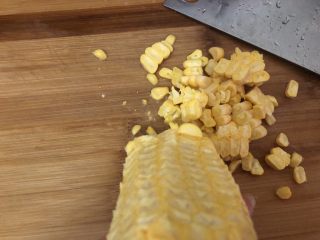6、水晶蒸饺,玉米洗干净，刀切
